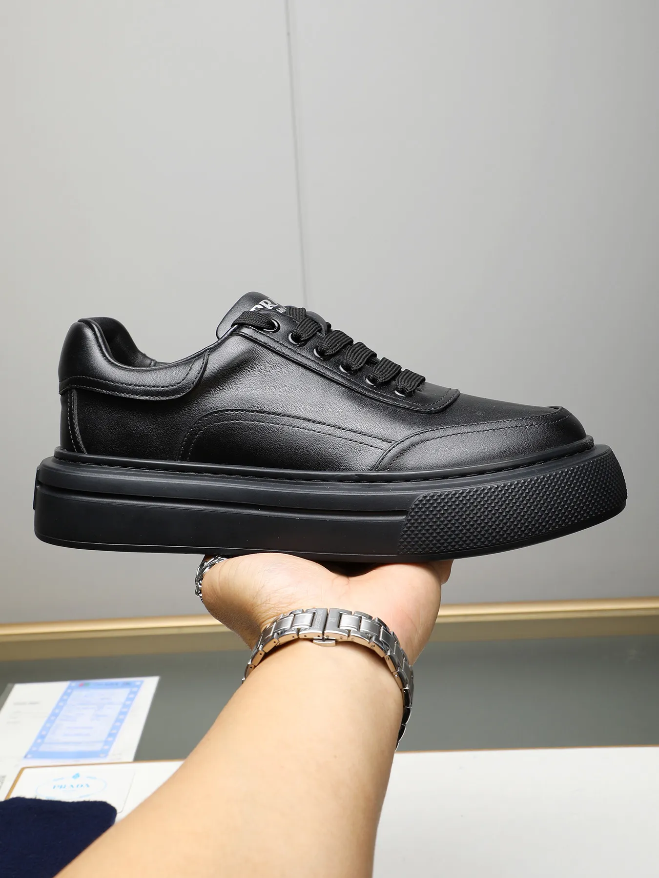 Men's shoes 💰500 Prada/Prada Men's new casual shoes, this upper is made of imported calfskin. The outside is decorated with the P family's classic metal triangle enamel logo, with cowhide lining and cowhide for the foot pads. The outsole is made of non-slip sports exclusive rubber outsole with logo, which feels good on the feet. It is a fashionable and fashionable item!  Size: 38-44 (45 customized)